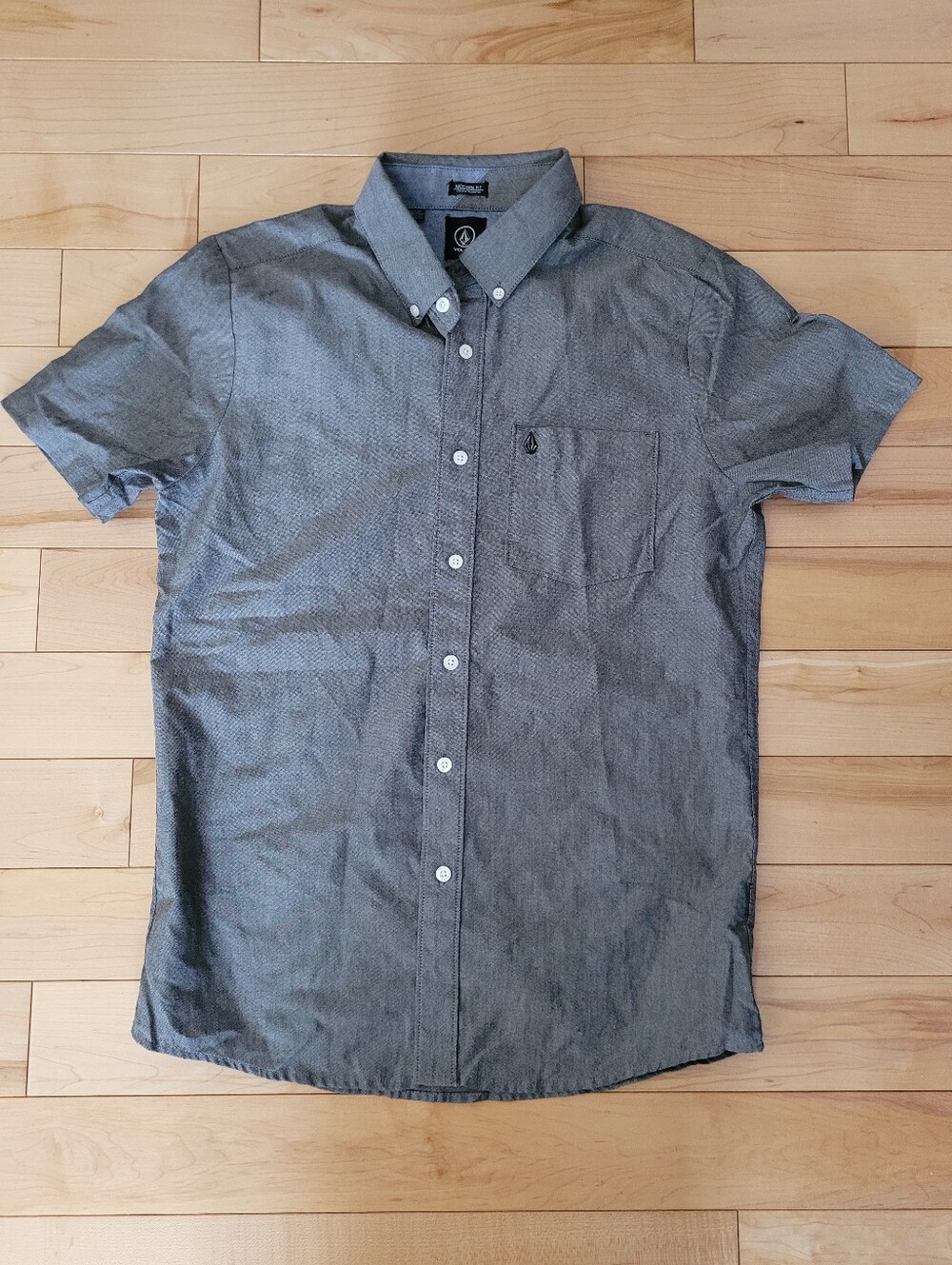 Volcom men's size small button up short sleeve shirt